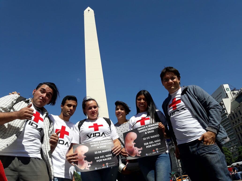 Voluntarios de la Fundación +VIDA en una marcha